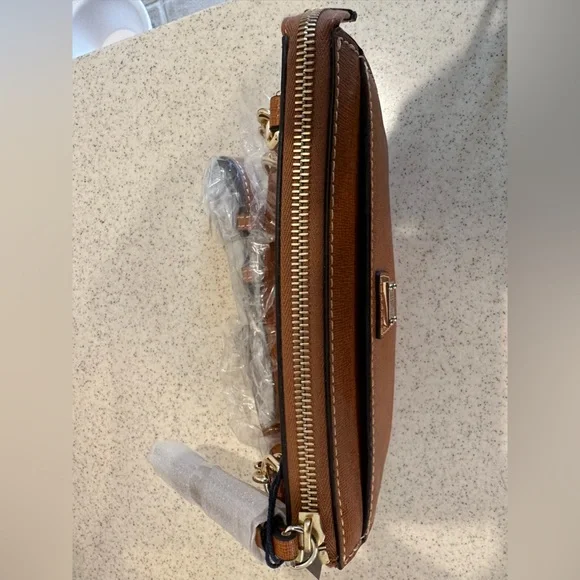 Adorable leather Dooney & Burke crossbody purse. Brand new with tags. - Picture 2 of 6